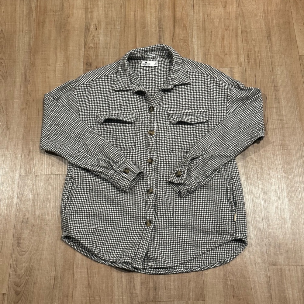 Hollister Boyfriend Fit Black and White Houndstooth Button-Up Shirt
